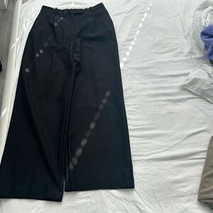 These high-waisted Zara trousers are perfect to dress up or for casual wear!